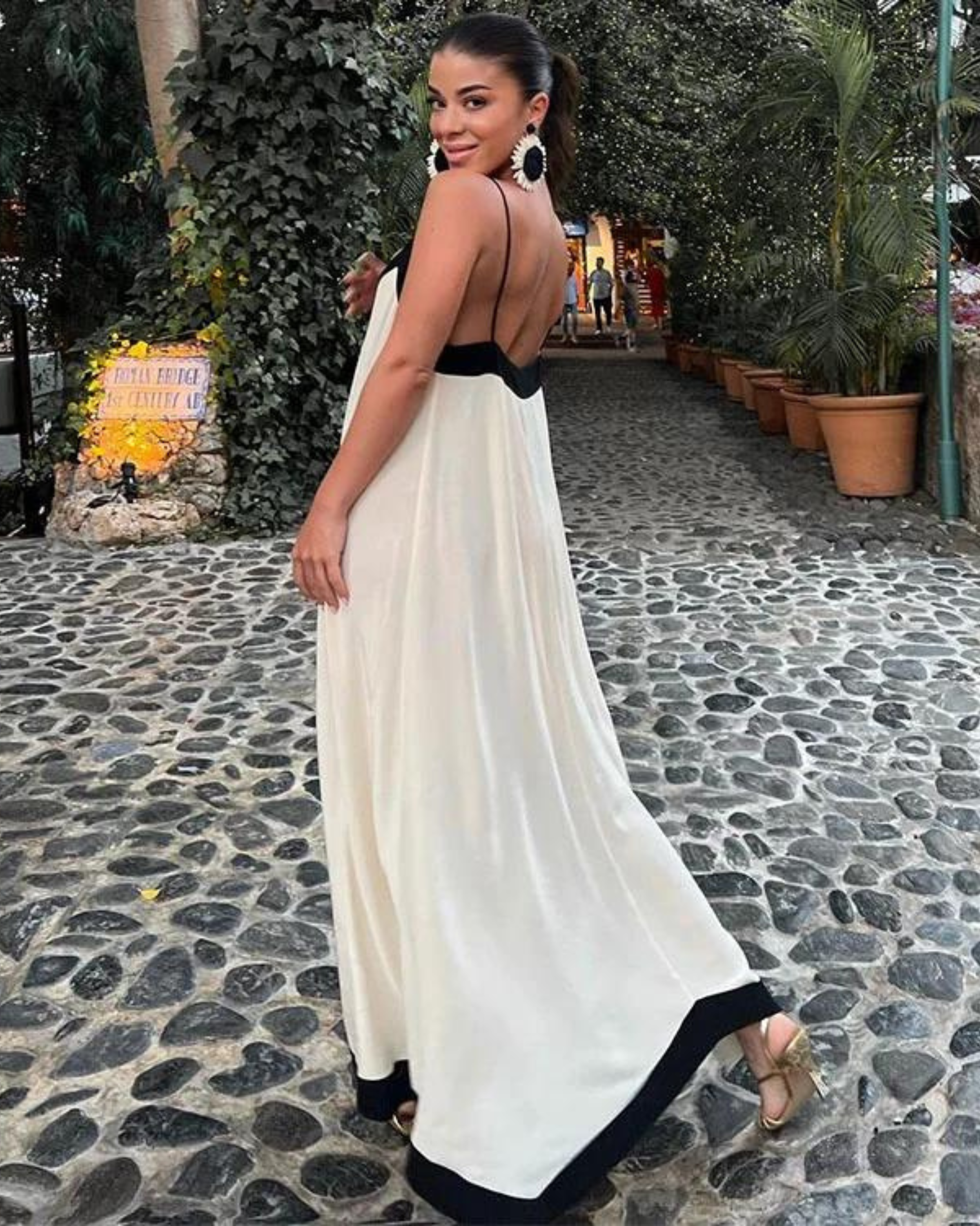 Mery Kjole Femme – Elegant midi-kjole i åndbart stof med flatterende og tidløs pasform