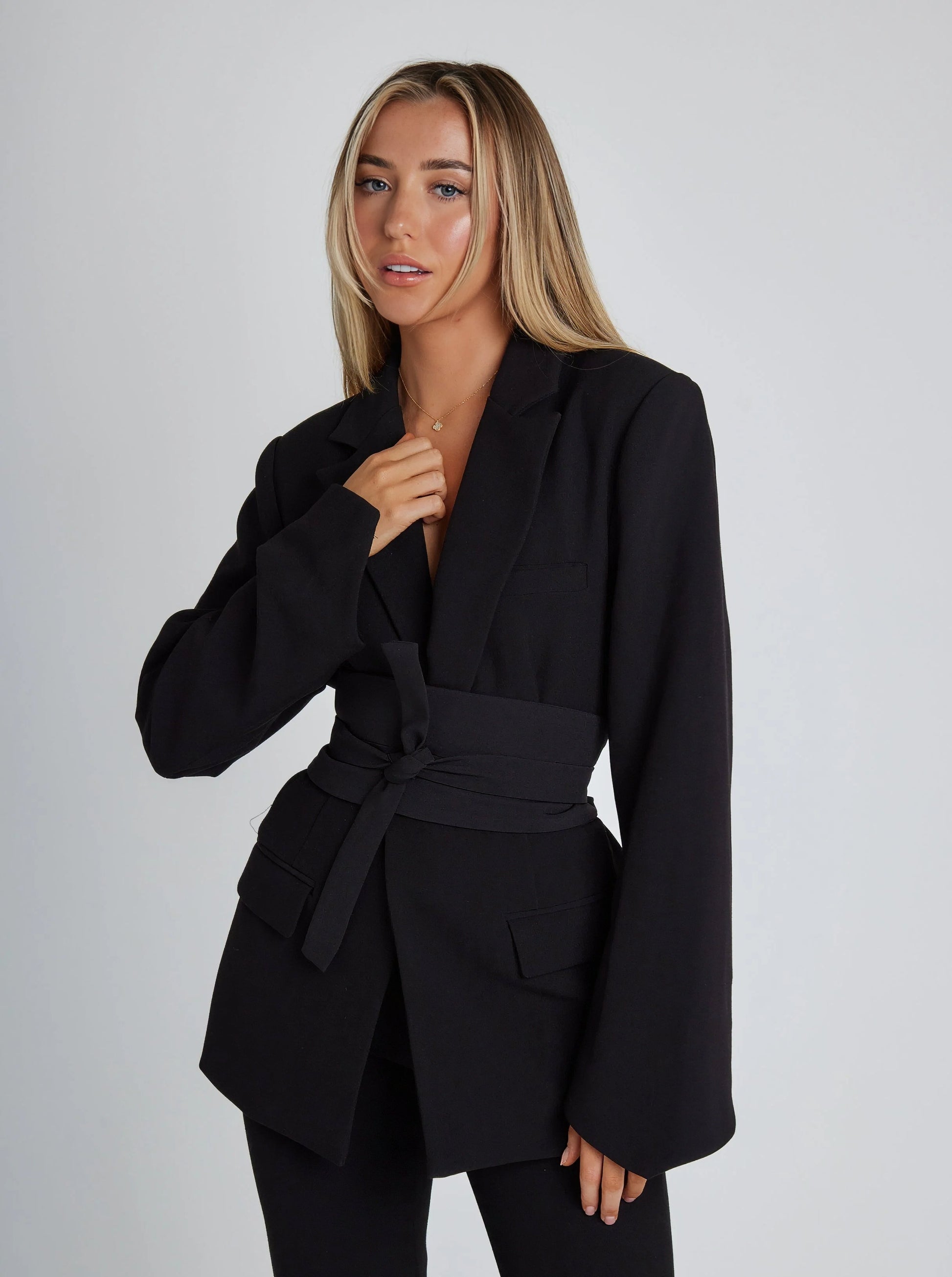 Celeste Femme Sako – Elegantni Ženski Sako s Pojasom i Ugodnim Prozračnim Tkanjem