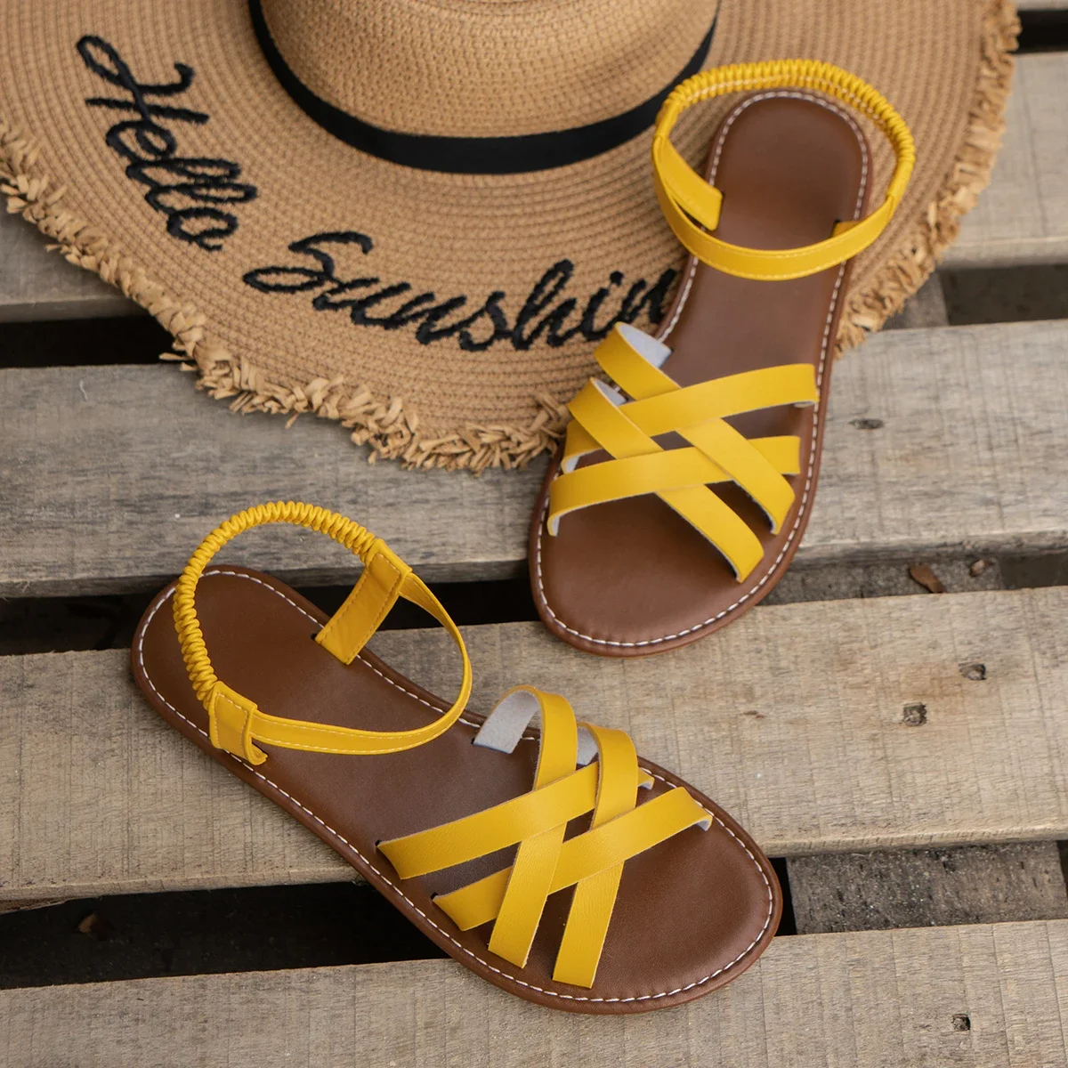 Sloane Sandalen Damen – Flache Sandalen mit gekreuzten Riemen mit Komfort & lässigem Stil