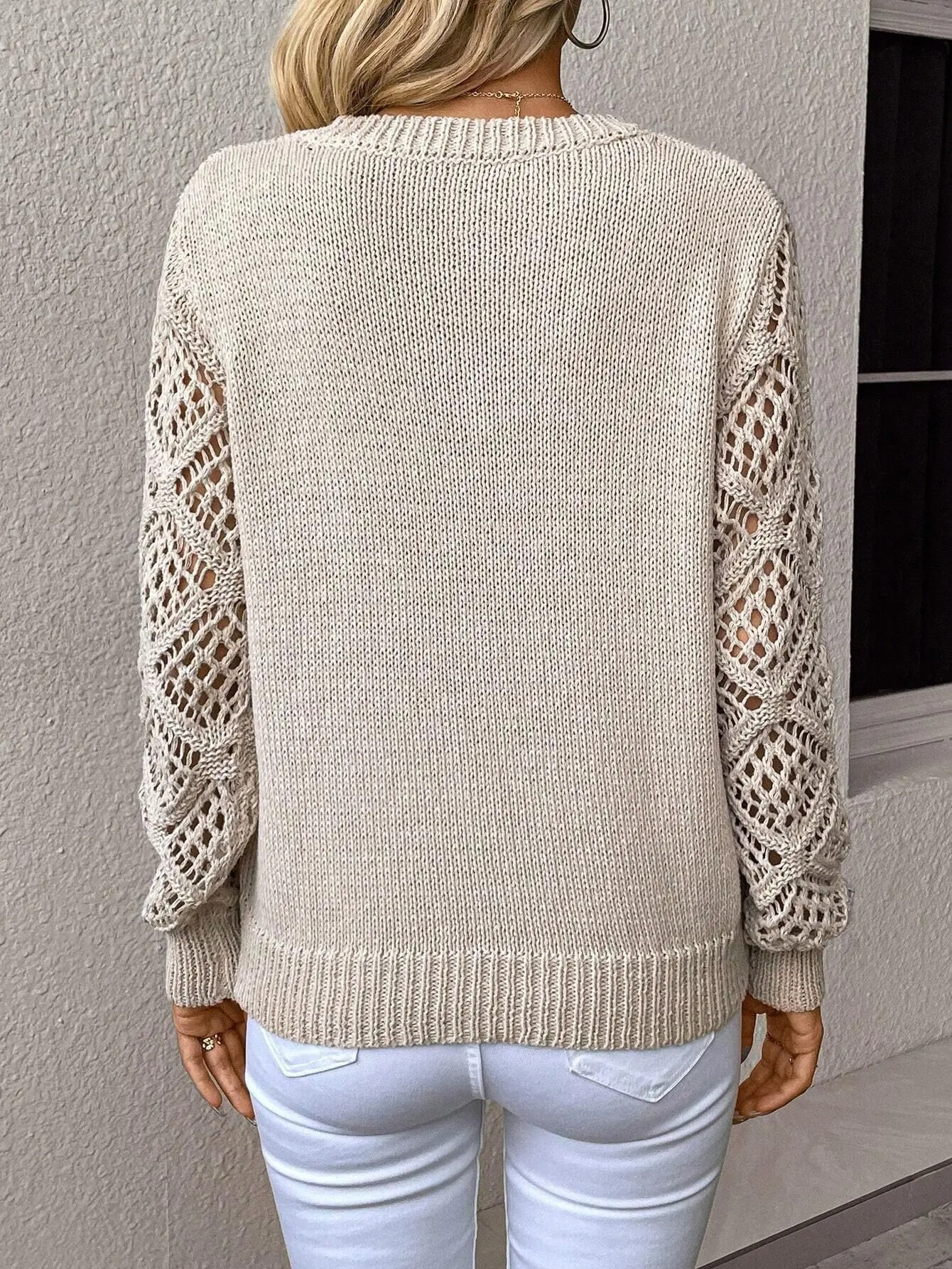 Sweter damski Danny – lekki, z szydełkowanymi rękawami i dekoltem w serek dla eleganckiego wyglądu