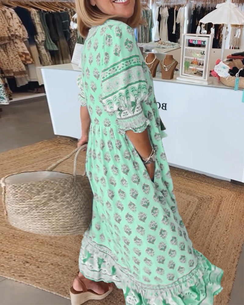 Kleid Femme Tallulah – bedrucktes Kleid mit V-Ausschnitt, halblangen Ärmeln & bequemer Passform