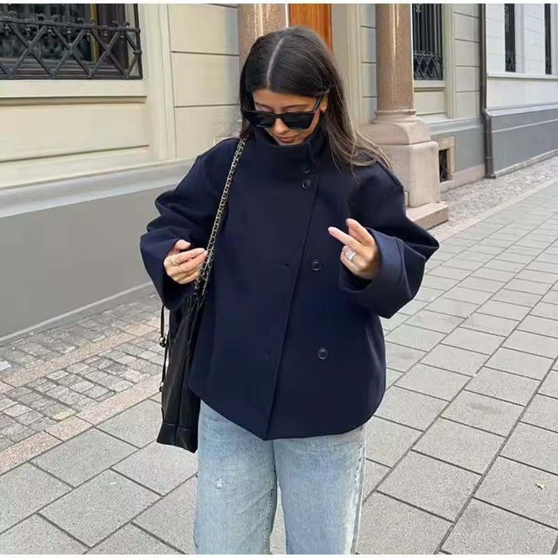 Sheena Cabon Court Femme – Veste d’Hiver Chaude et Moderne avec Col Haut & Design Minimaliste