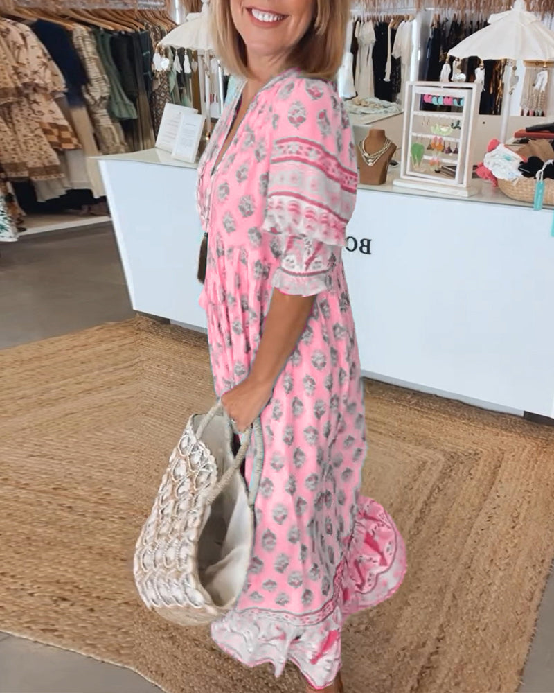 Kleid Femme Tallulah – bedrucktes Kleid mit V-Ausschnitt, halblangen Ärmeln & bequemer Passform