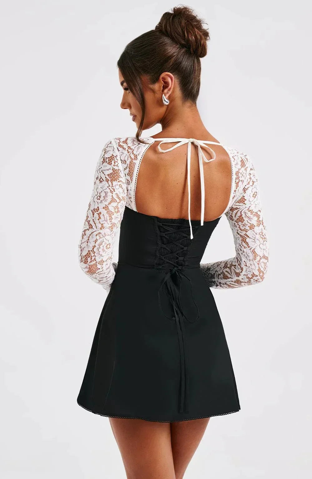 Juliette Rochie Mini Femeie – Rochie Elegantă din Dantelă cu Decolteu în Formă de Inimă și Croială Ajustată