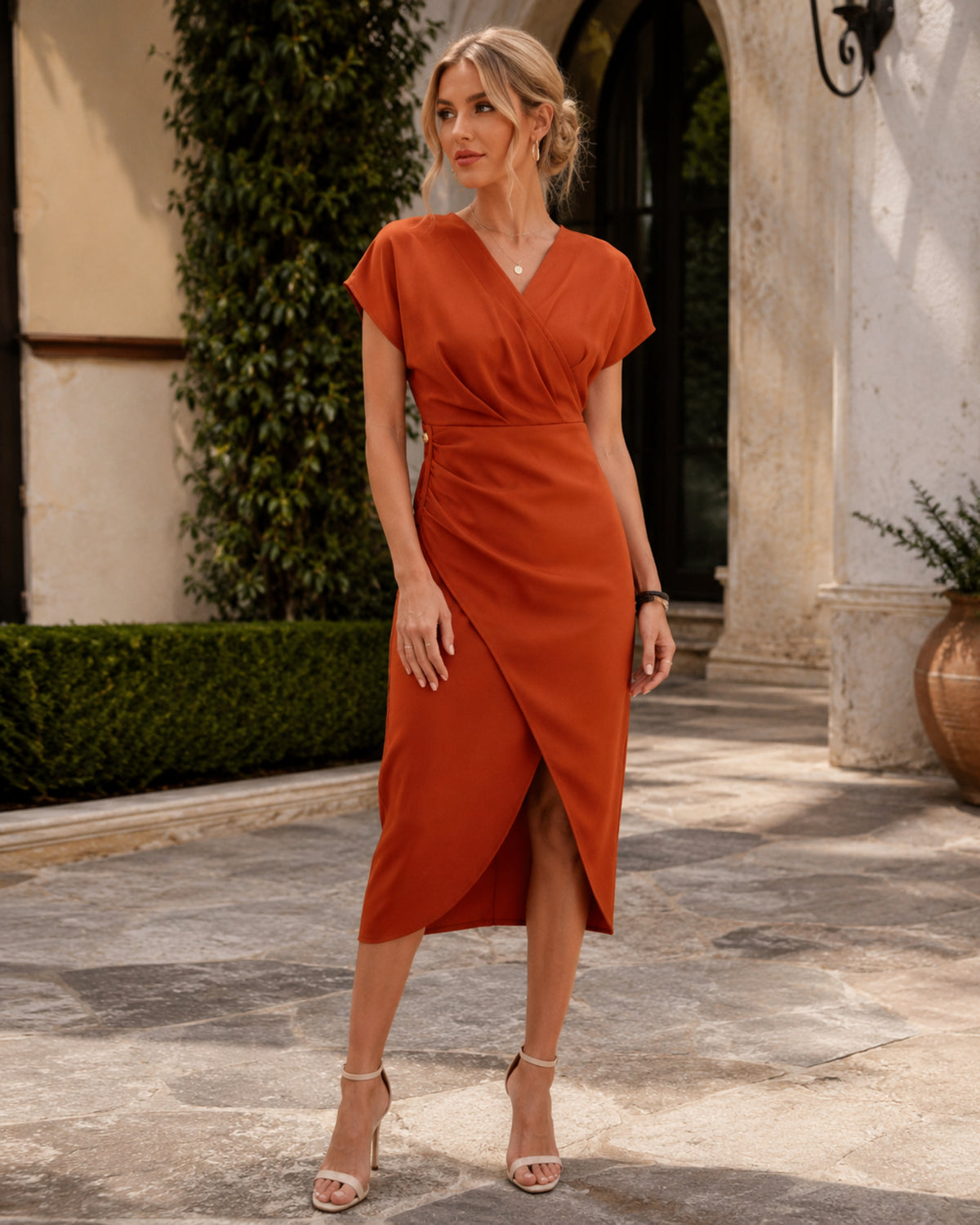 Vestido Adeline Mulher – Vestido Elegante Drapeado com Decote em V, Mangas Curtas e Fenda Discreta
