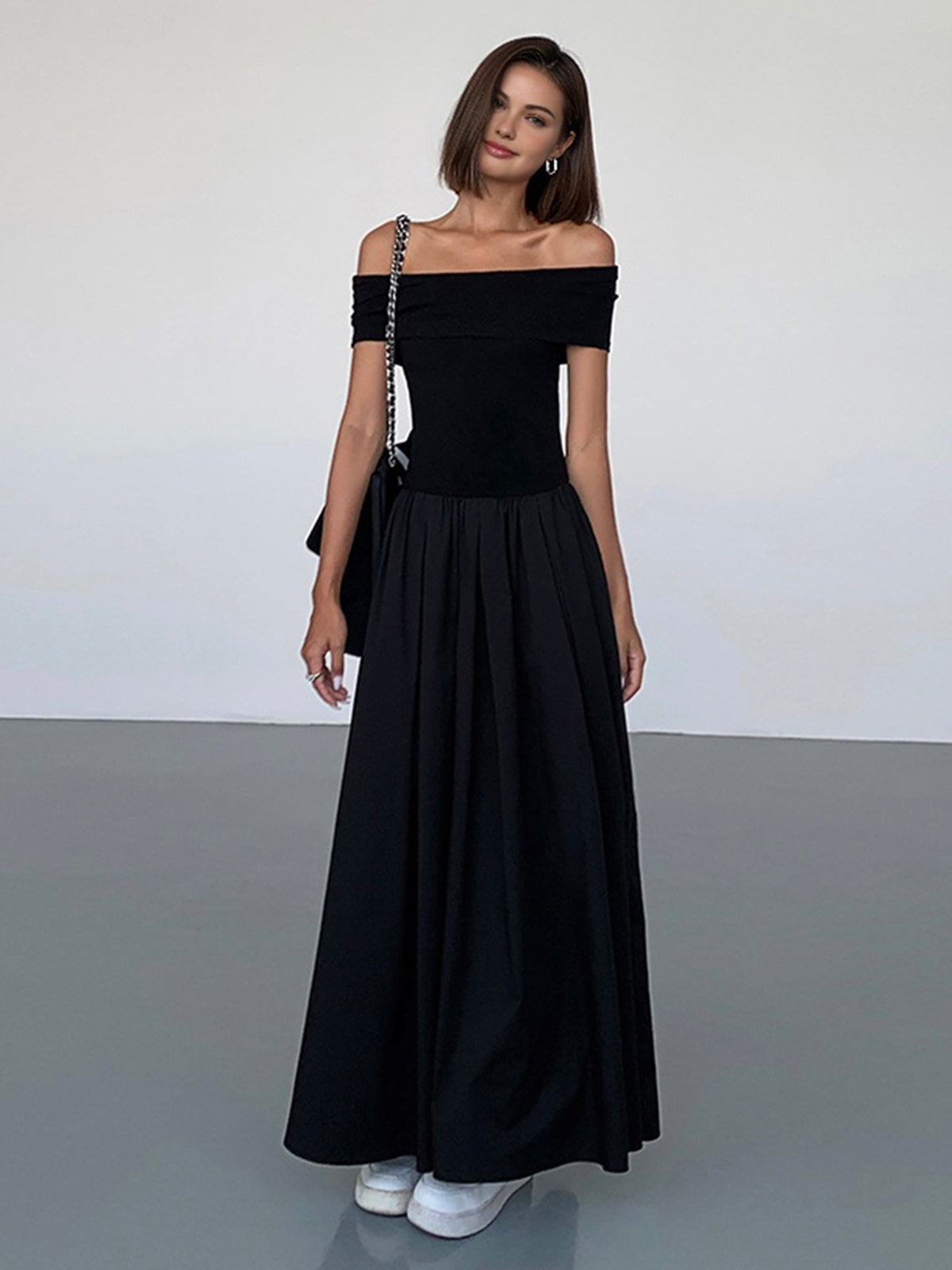 Kisha Robe Maxi Femme – Elegantes Kleid mit freiliegenden Schultern und fließendem Plisseerock