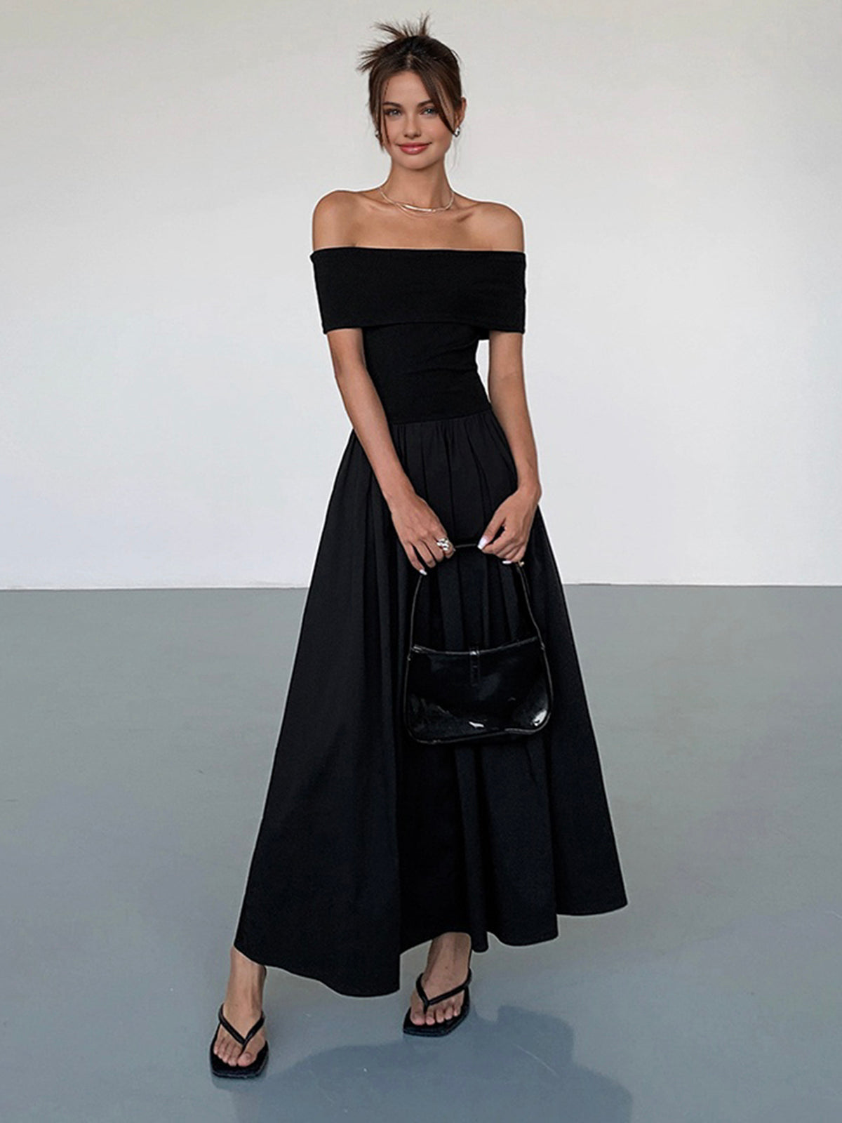 Kisha Robe Maxi Femme – Elegantes Kleid mit freiliegenden Schultern und fließendem Plisseerock