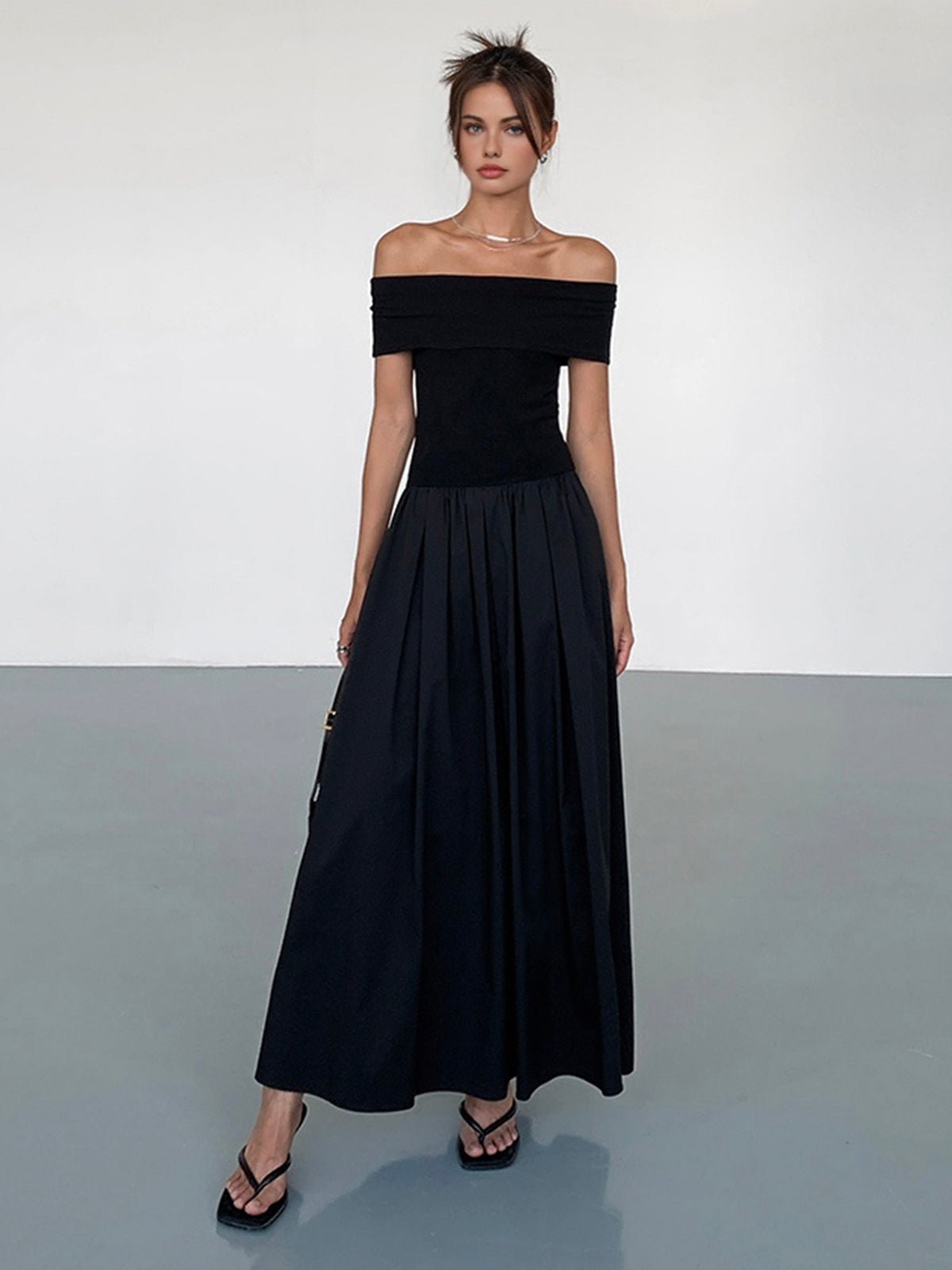 Kisha Robe Maxi Femme – Elegantes Kleid mit freiliegenden Schultern und fließendem Plisseerock