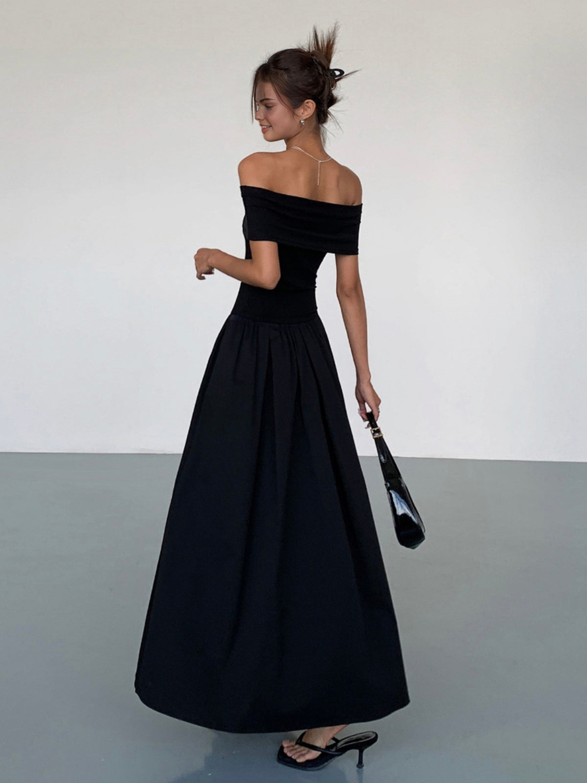 Kisha Robe Maxi Femme – Elegantes Kleid mit freiliegenden Schultern und fließendem Plisseerock