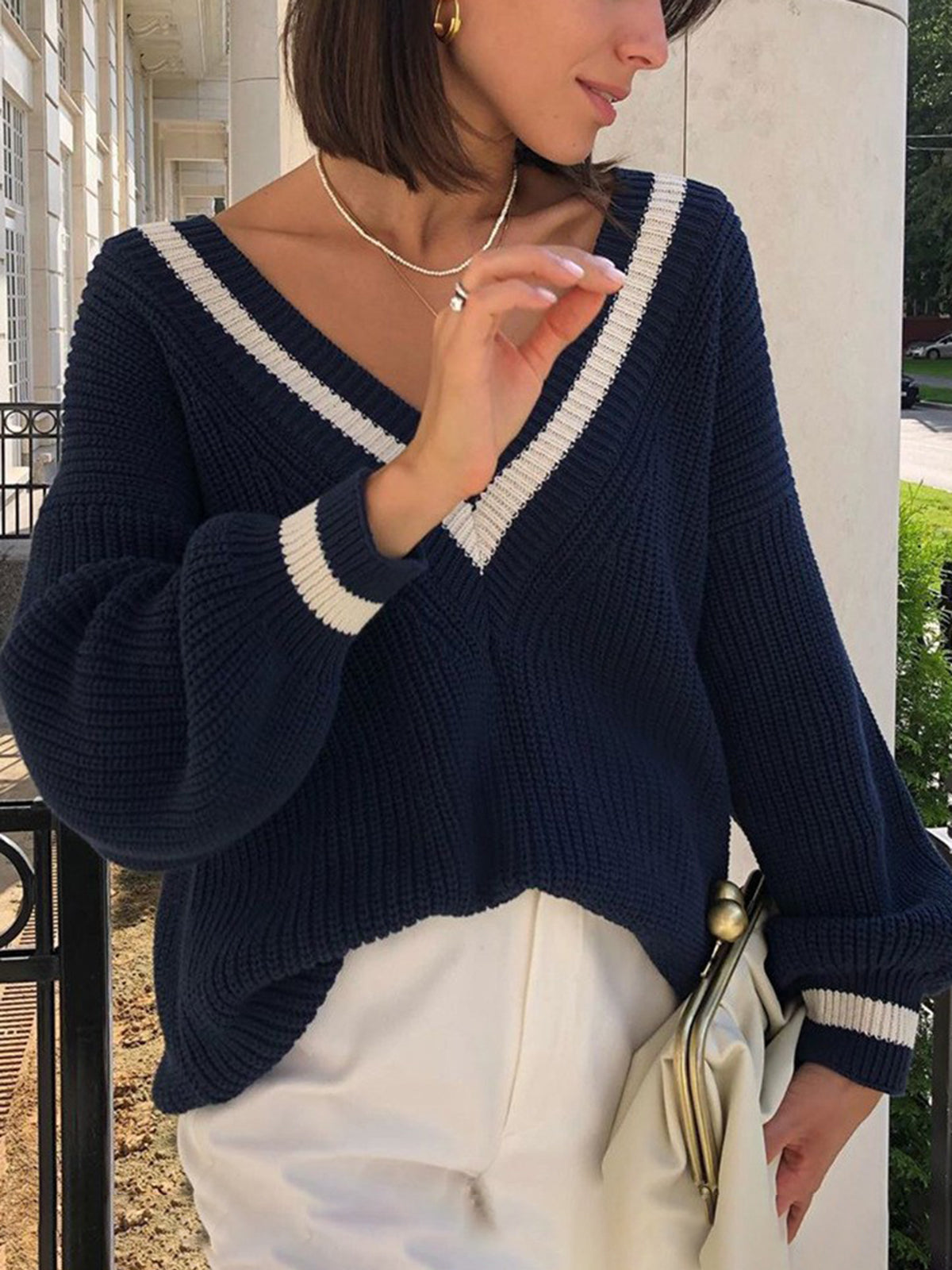 Luna Pull Sportswear Chic – Pull en Maille Bleu Marine avec Col en V à Rayures Contrastées