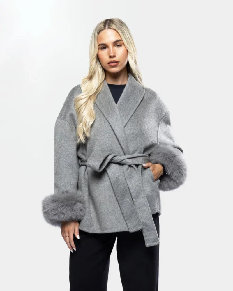Livia Manteau Luxe Femme – Elegante Winterjacke mit Kunstpelzärmeln & Gürtel