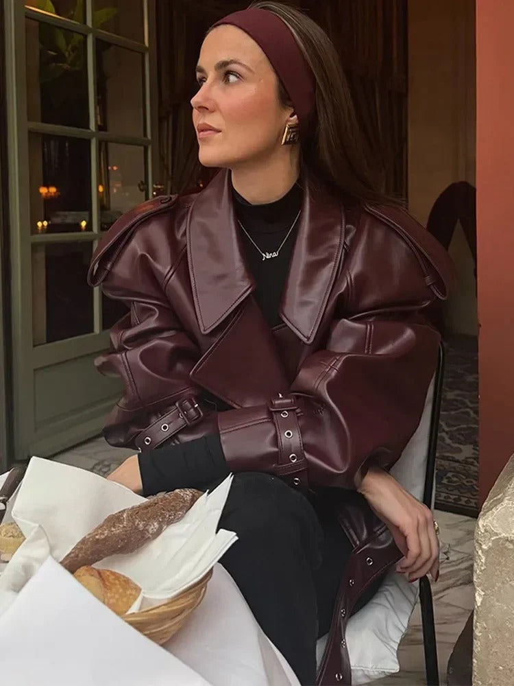 Clara Veste en Cuir Femme – Krátký oversize model s strukturovanými detaily a páskem