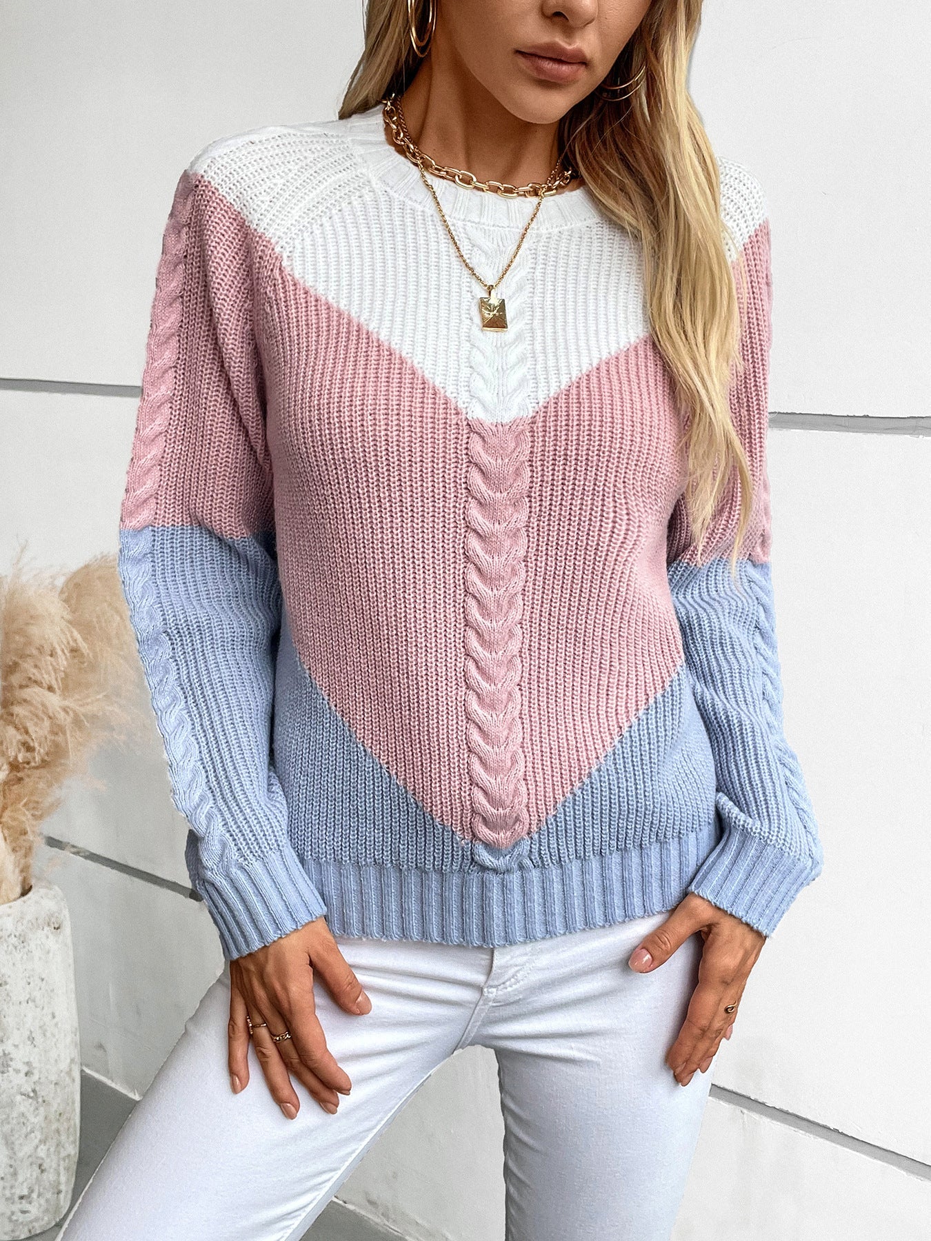 Sweter damski Serenity – miękki splot warkoczowy z eleganckim kontrastowym wzorem na jesień/zimę