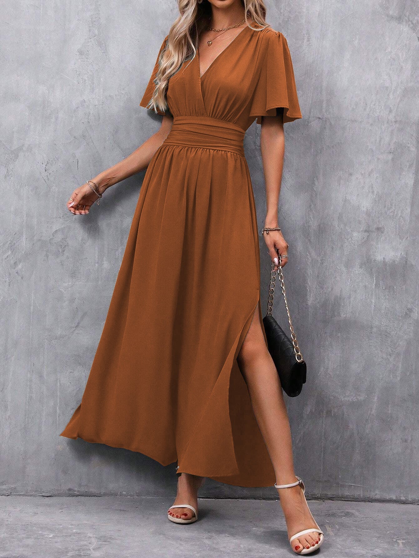 Amy női maxi elegáns köntös – fekete, V-nyak, könnyű ujjú és finom hasítékkal