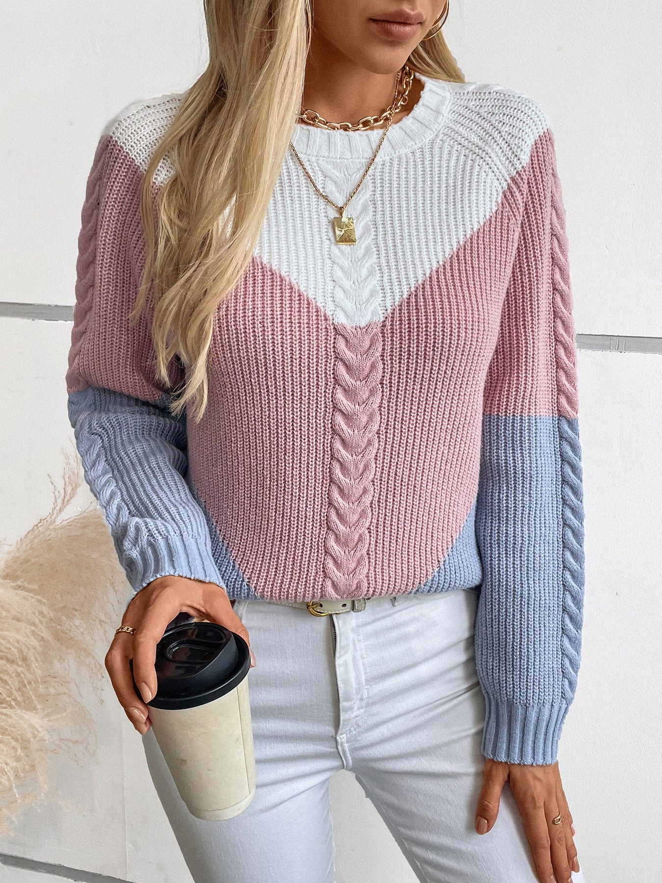 Sweter damski Serenity – miękki splot warkoczowy z eleganckim kontrastowym wzorem na jesień/zimę