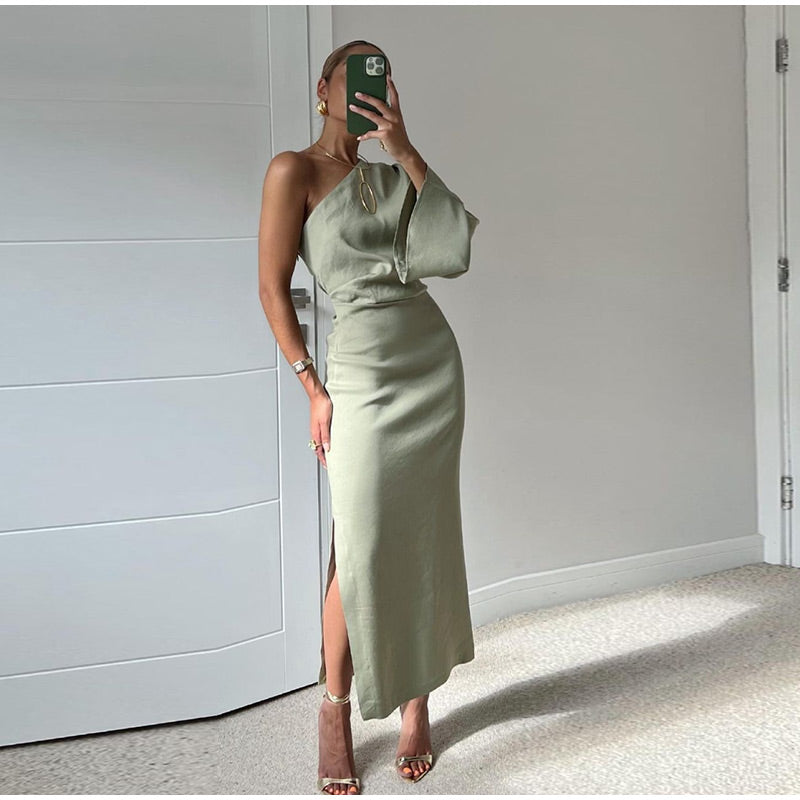 Livia Satijnen Damesjas – Elegante Asymmetrische Jas met Split & Chic Vloeiende Snit
