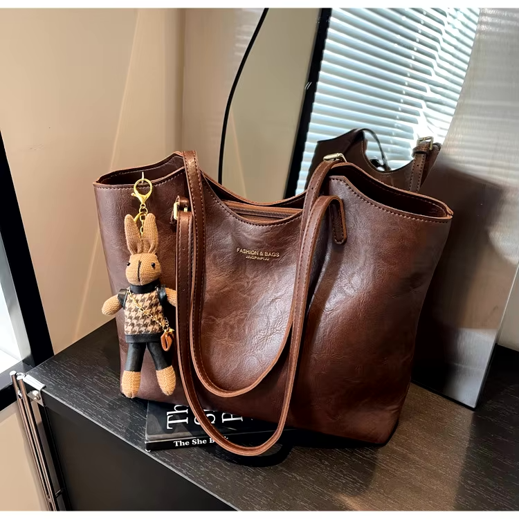 Emma Rustic Edge Tote – Ruime Vintage Tas van Vegan Leer met Sierhanger