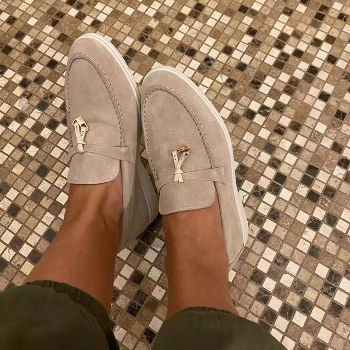 Jasmine Femme Mokasíny – Elegantné mokasíny z semišu s elegantným detailom na zapínanie