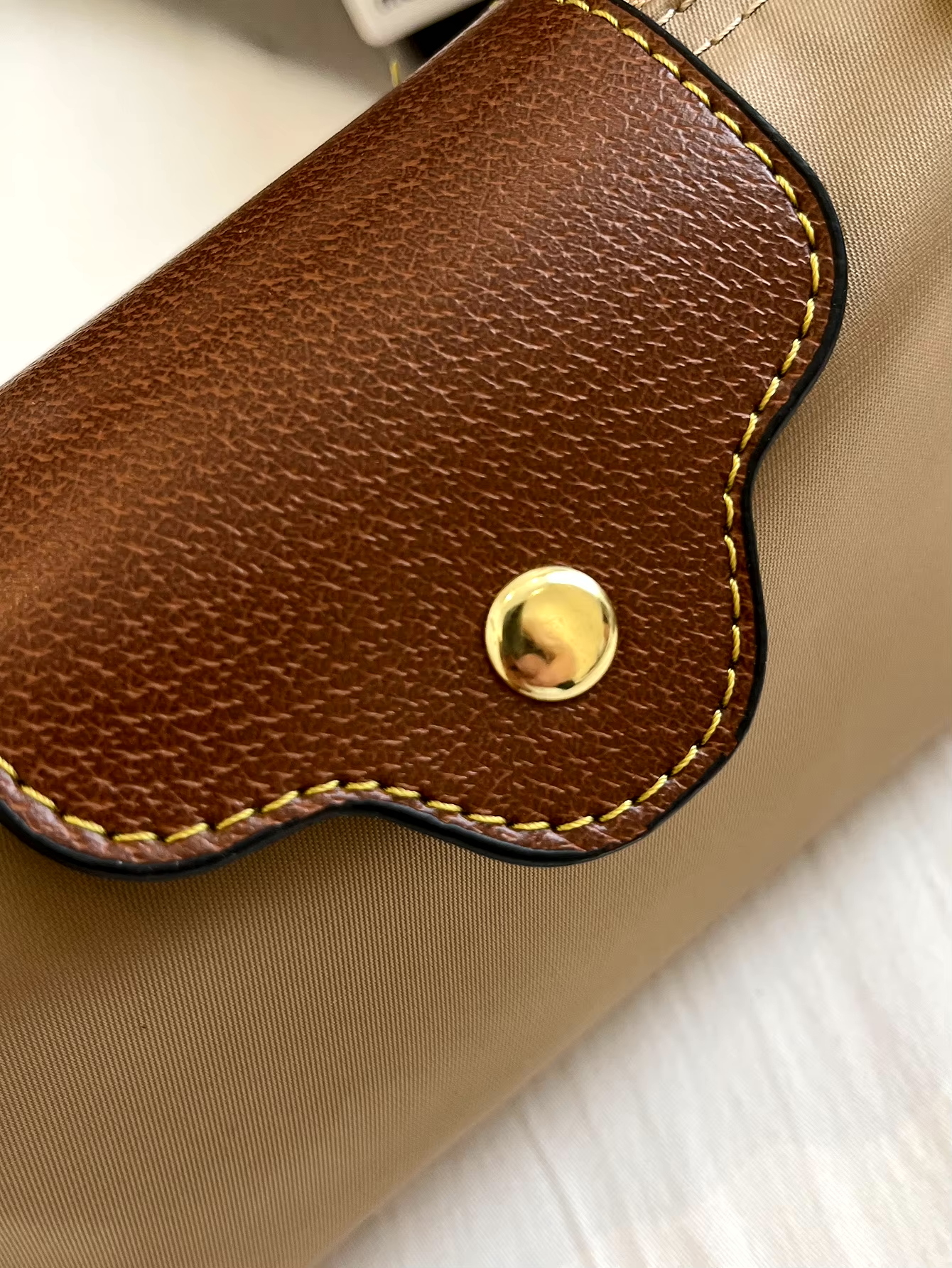Camille Mini Veske Dame – Kompakt Skulderveske med Gullfarget Lås & Elegante Detaljer