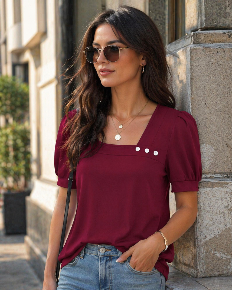 Samira Top Femme – Aszimmetrikus négyzetnyakú, gombos blúz, elegáns rövid ujjakkal