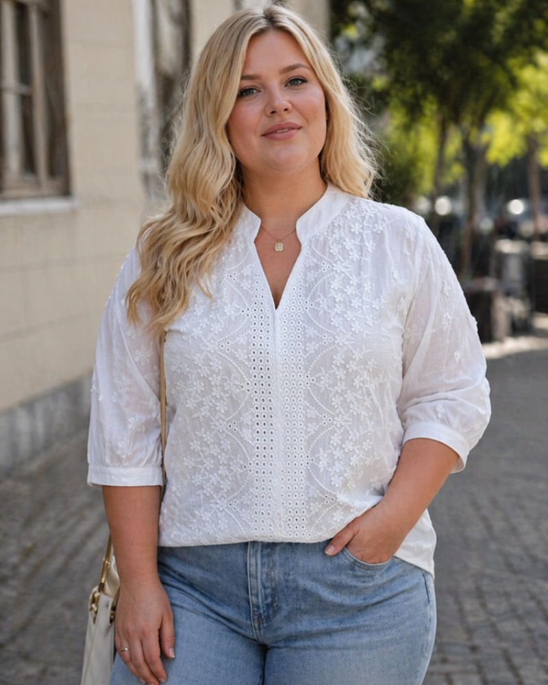 Tamélie Bluse Dame Curvy Store Størrelser – Topp med V-hals, Puffermer og Elegant Blondepatchwork