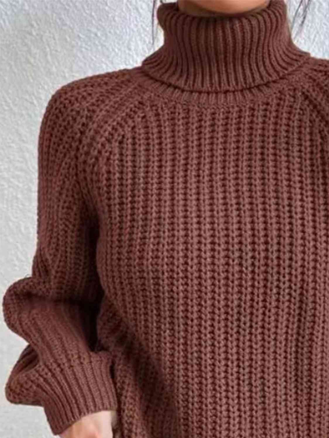 Angela Dámsky Sveter – Rebrovaný Rolákový Sveter s Elegantným Bočným Rozparkom na Jeseň/Zimu