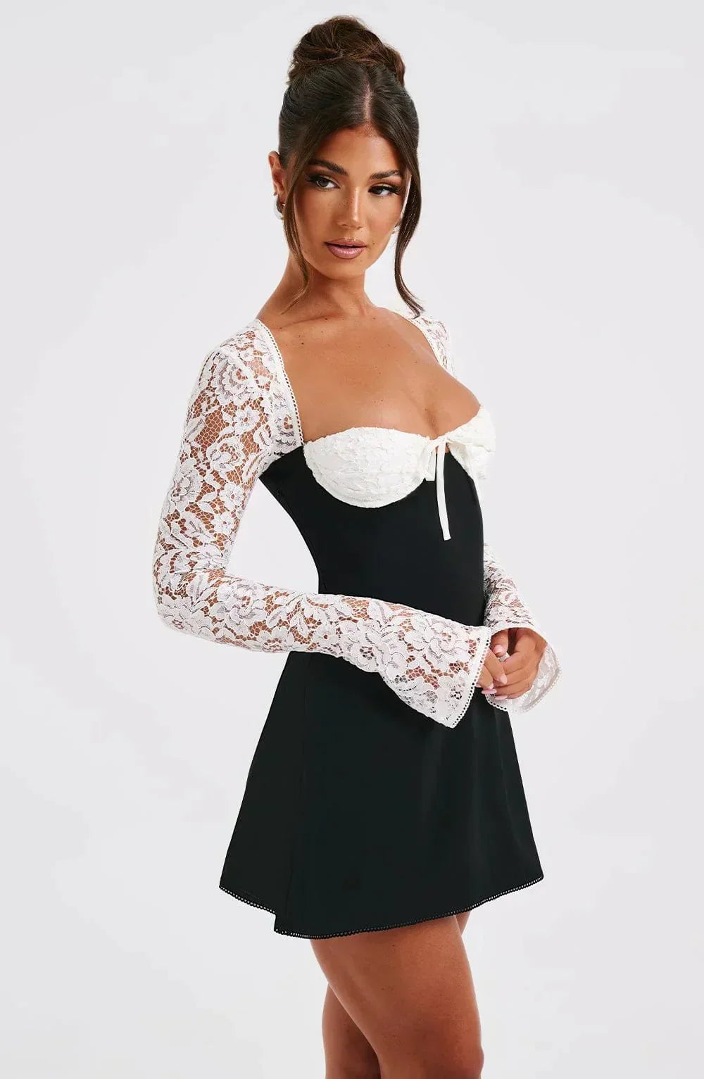 Juliette Rochie Mini Femeie – Rochie Elegantă din Dantelă cu Decolteu în Formă de Inimă și Croială Ajustată