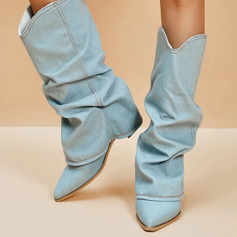 Leah damesko i jeans – trendy westernstil med myk skaft og lav blokkhel