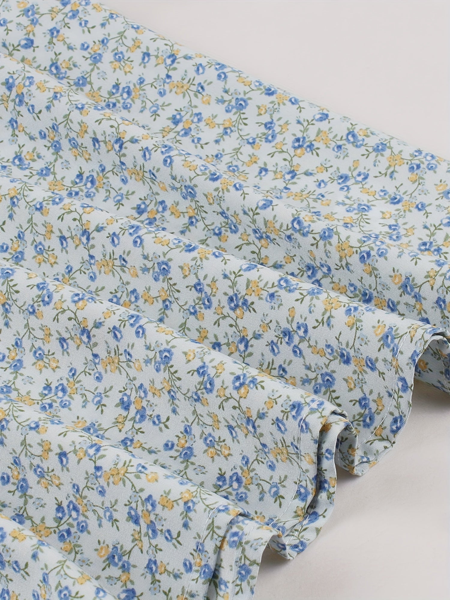 Kesämekko Lily naisille – Hihaton keskipitkä mekko kukkakuvioin ja tyylikkäällä leikkauksella