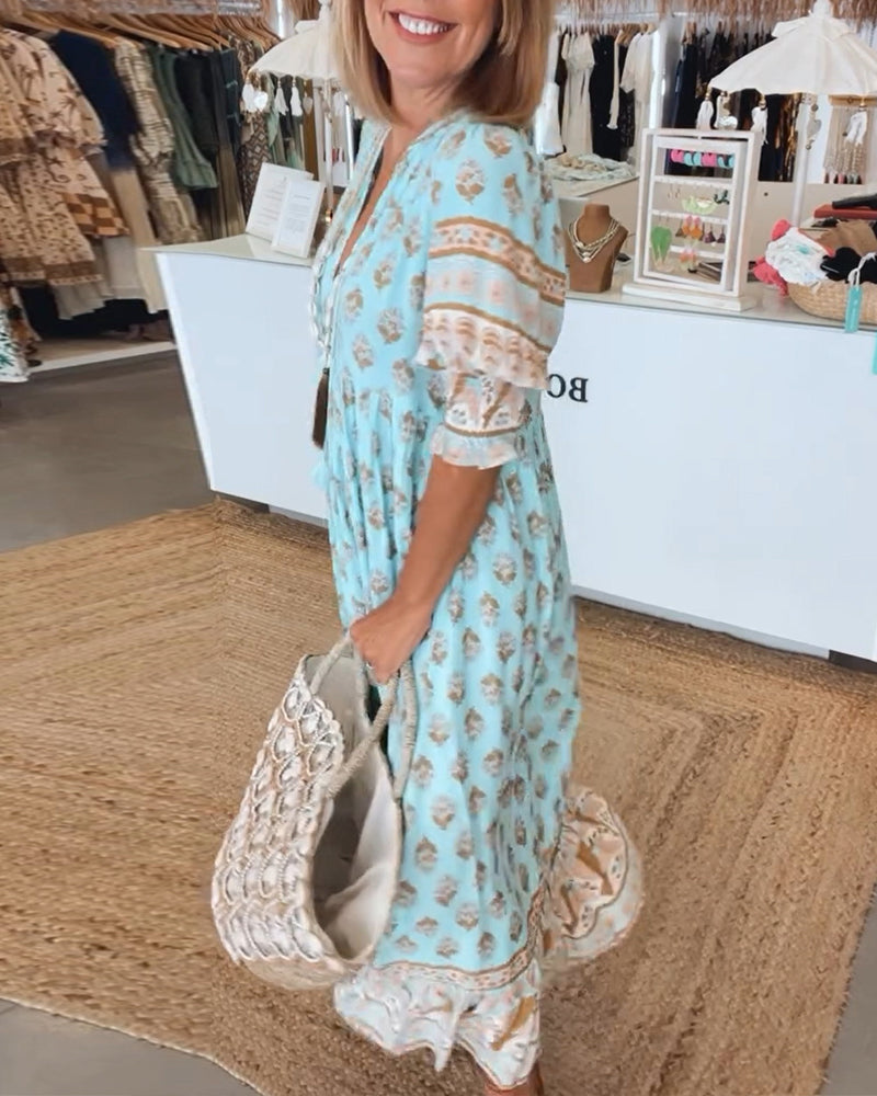 Kleid Femme Tallulah – bedrucktes Kleid mit V-Ausschnitt, halblangen Ärmeln & bequemer Passform