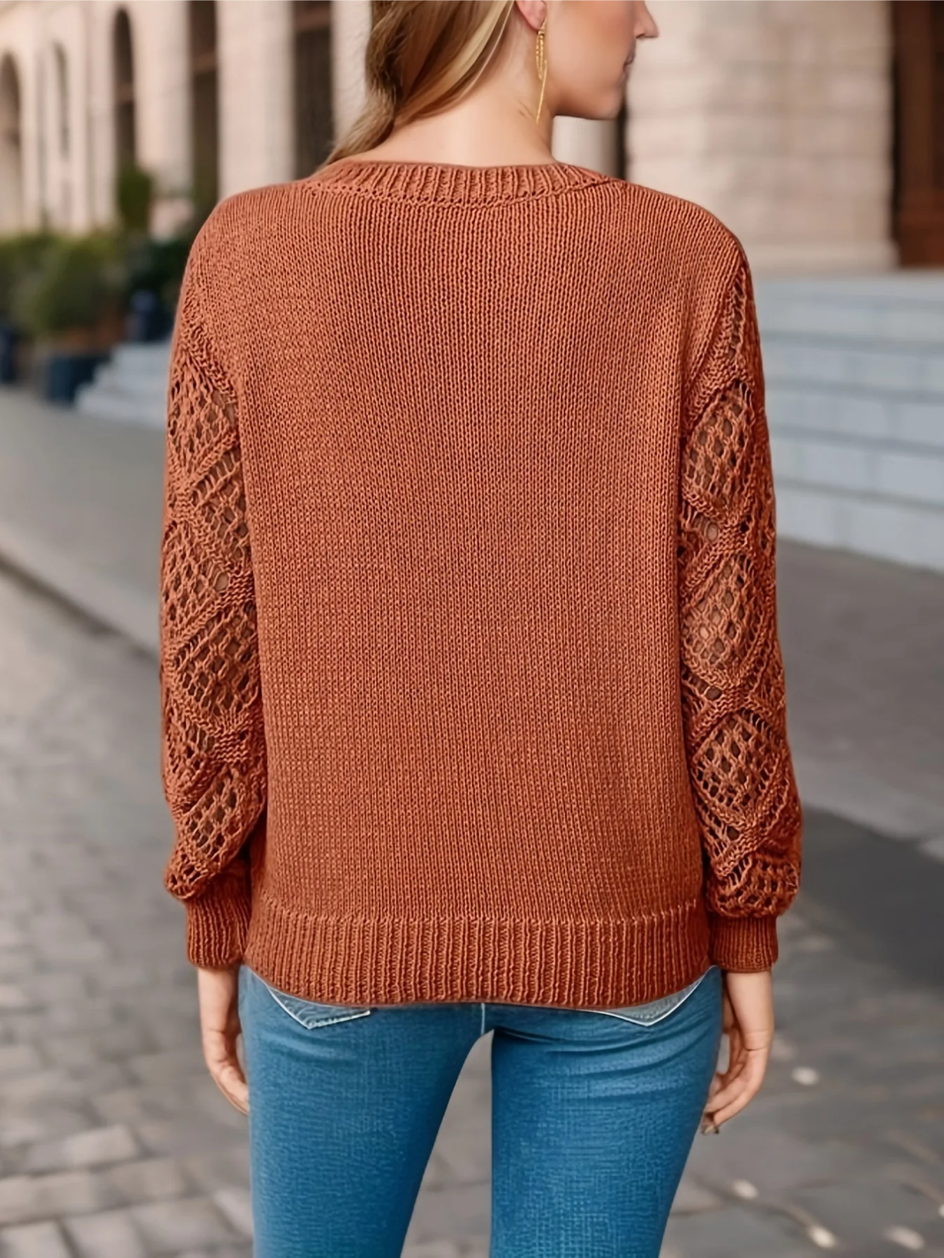 Sweter damski Danny – lekki, z szydełkowanymi rękawami i dekoltem w serek dla eleganckiego wyglądu