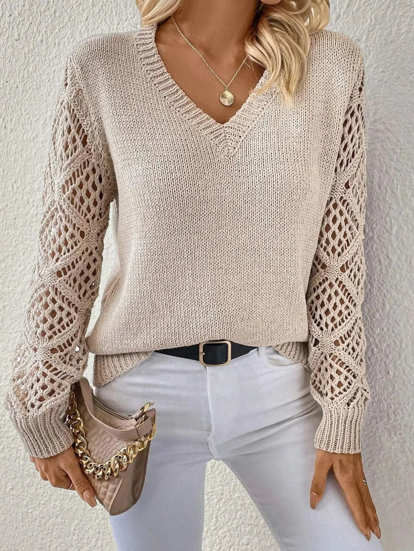 Sweter damski Danny – lekki, z szydełkowanymi rękawami i dekoltem w serek dla eleganckiego wyglądu