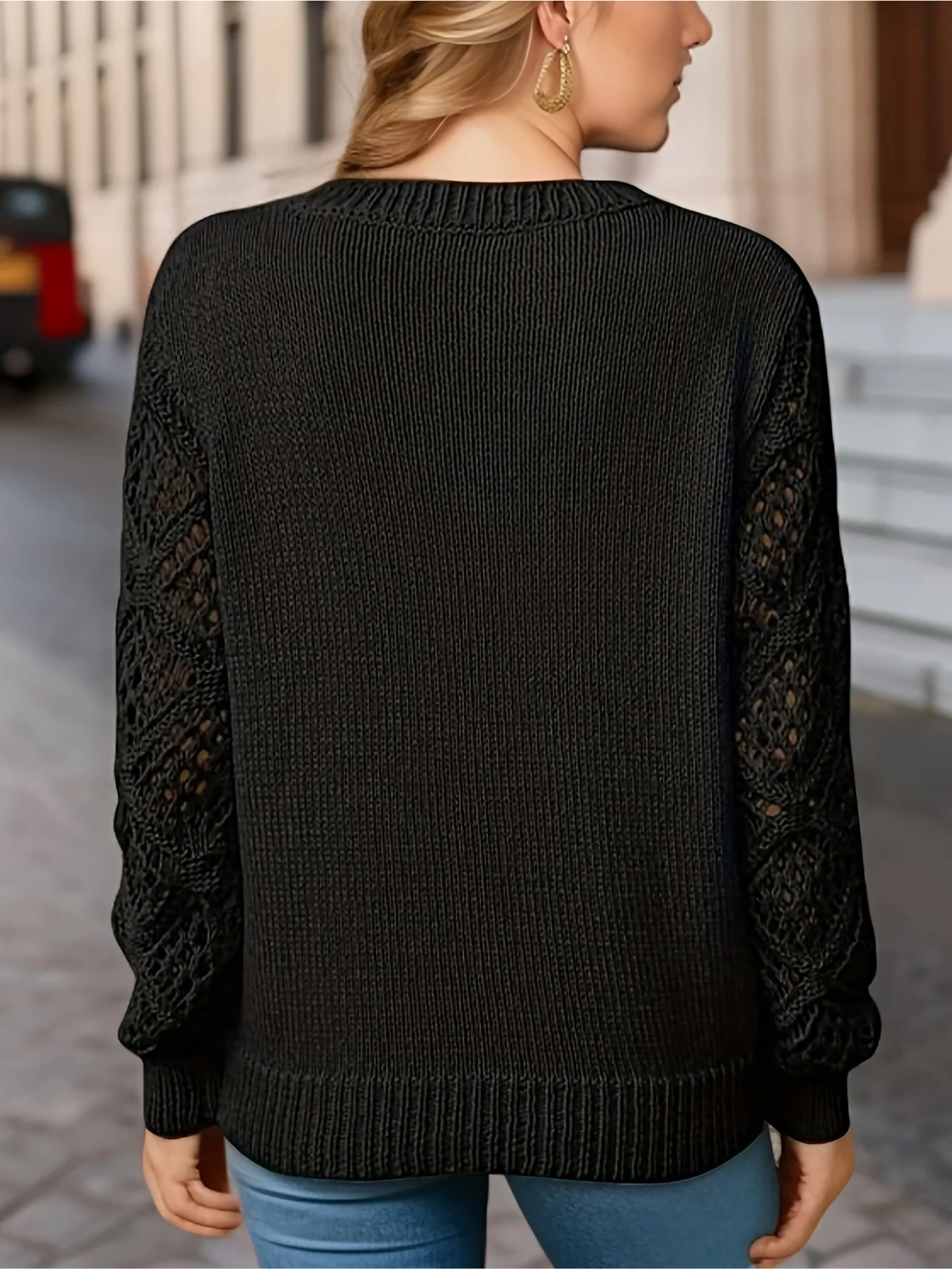 Sweter damski Danny – lekki, z szydełkowanymi rękawami i dekoltem w serek dla eleganckiego wyglądu
