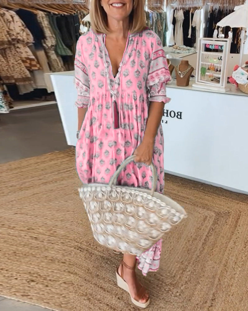 Kleid Femme Tallulah – bedrucktes Kleid mit V-Ausschnitt, halblangen Ärmeln & bequemer Passform