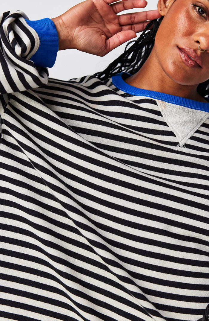 Bluza Mila Oversized – wygodna bluza z klasycznymi paskami i kontrastowymi detalami