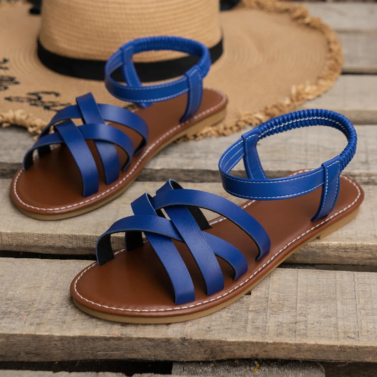 Sloane Sandalen Damen – Flache Sandalen mit gekreuzten Riemen mit Komfort & lässigem Stil