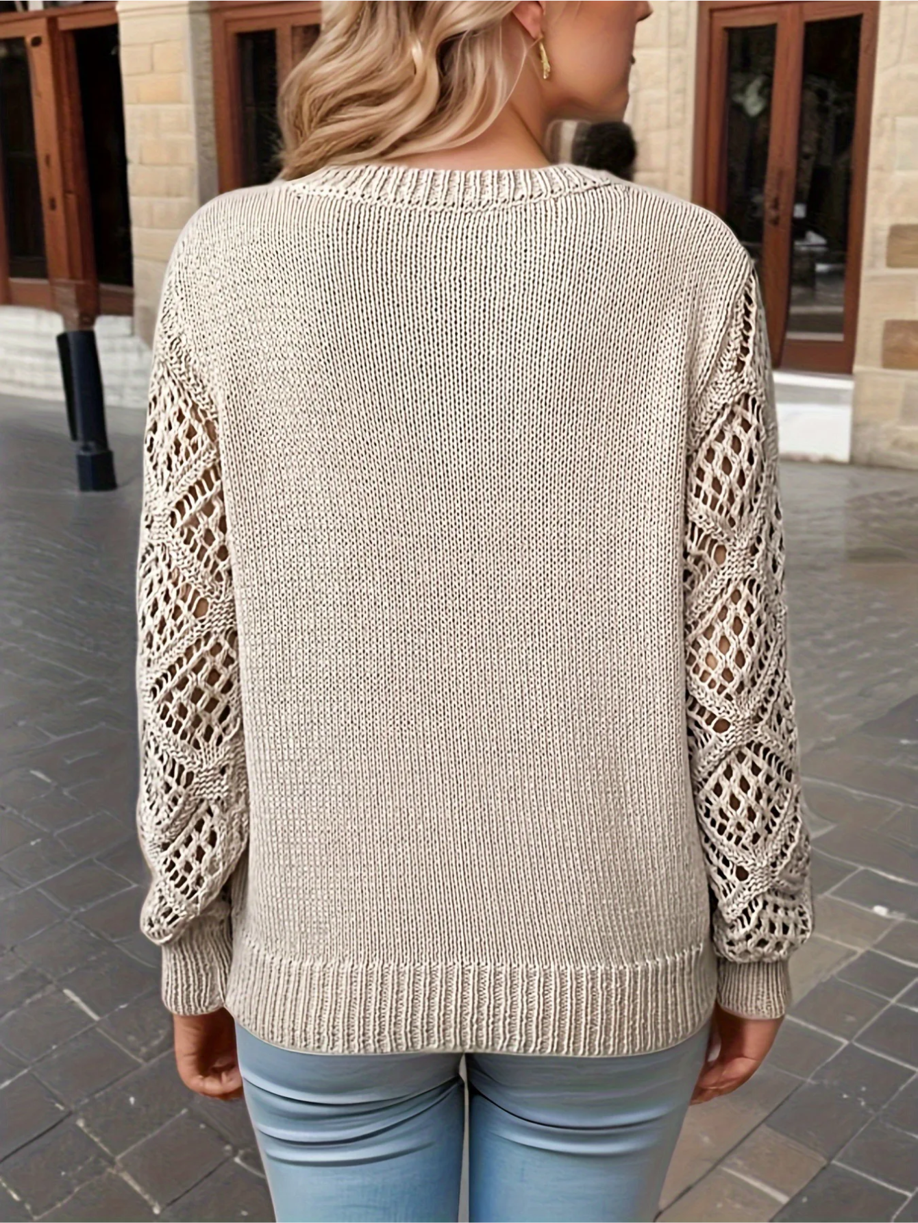 Sweter damski Danny – lekki, z szydełkowanymi rękawami i dekoltem w serek dla eleganckiego wyglądu