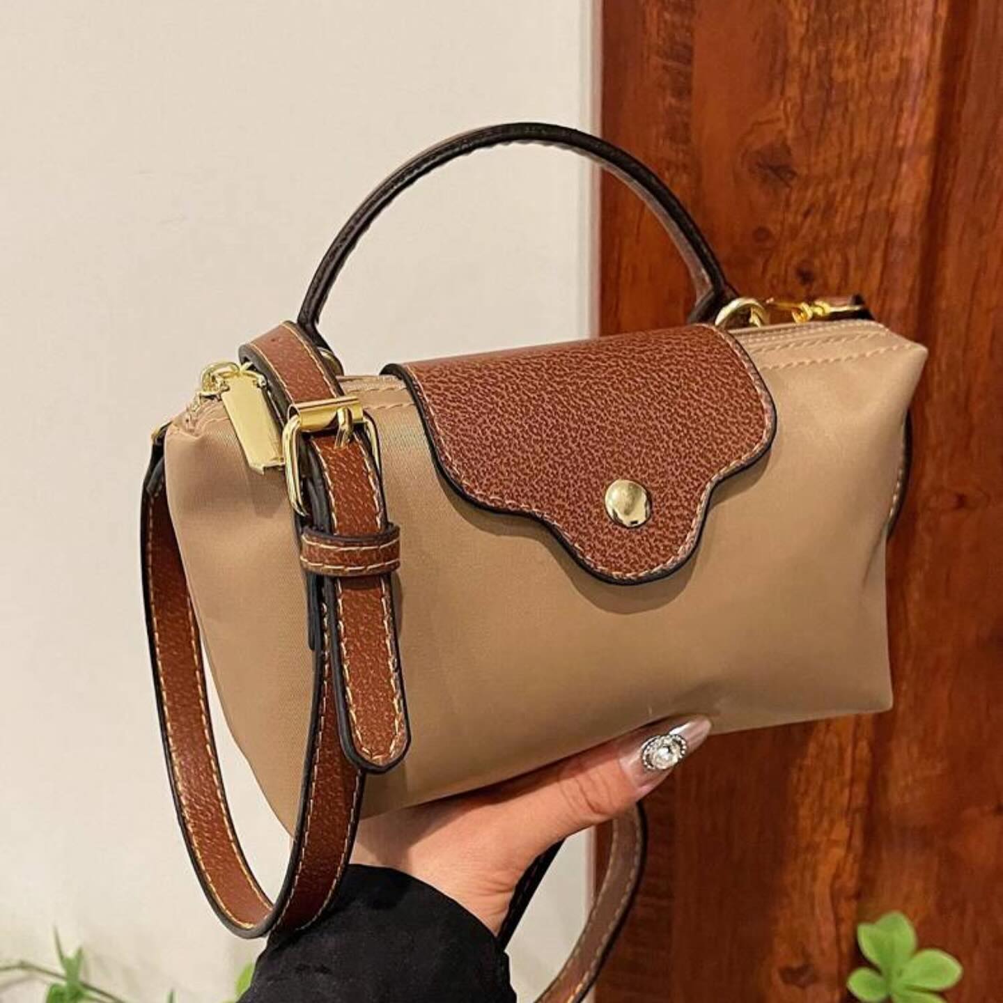 Camille Mini Veske Dame – Kompakt Skulderveske med Gullfarget Lås & Elegante Detaljer