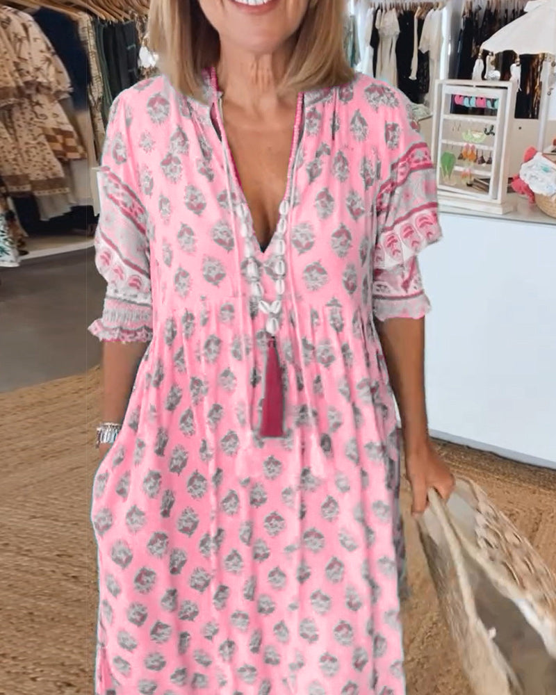 Kleid Femme Tallulah – bedrucktes Kleid mit V-Ausschnitt, halblangen Ärmeln & bequemer Passform