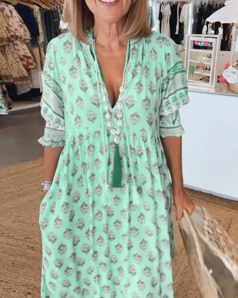 Kleid Femme Tallulah – bedrucktes Kleid mit V-Ausschnitt, halblangen Ärmeln & bequemer Passform