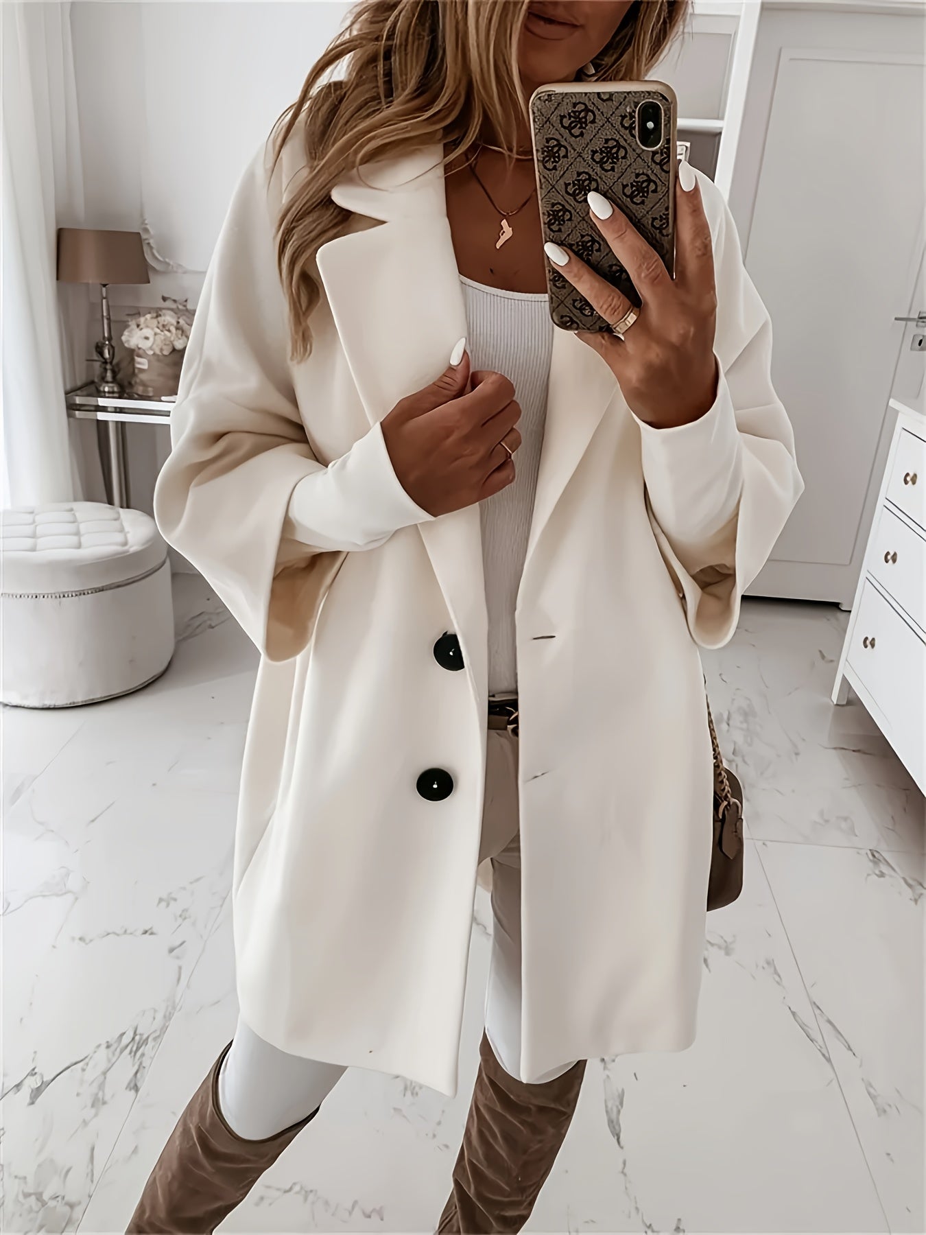 Vivienne Manteau Femme Abricot – Elegantní a ležérní střih s klasickým klopovým límcem a černými knoflíky