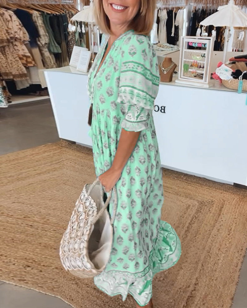 Kleid Femme Tallulah – bedrucktes Kleid mit V-Ausschnitt, halblangen Ärmeln & bequemer Passform