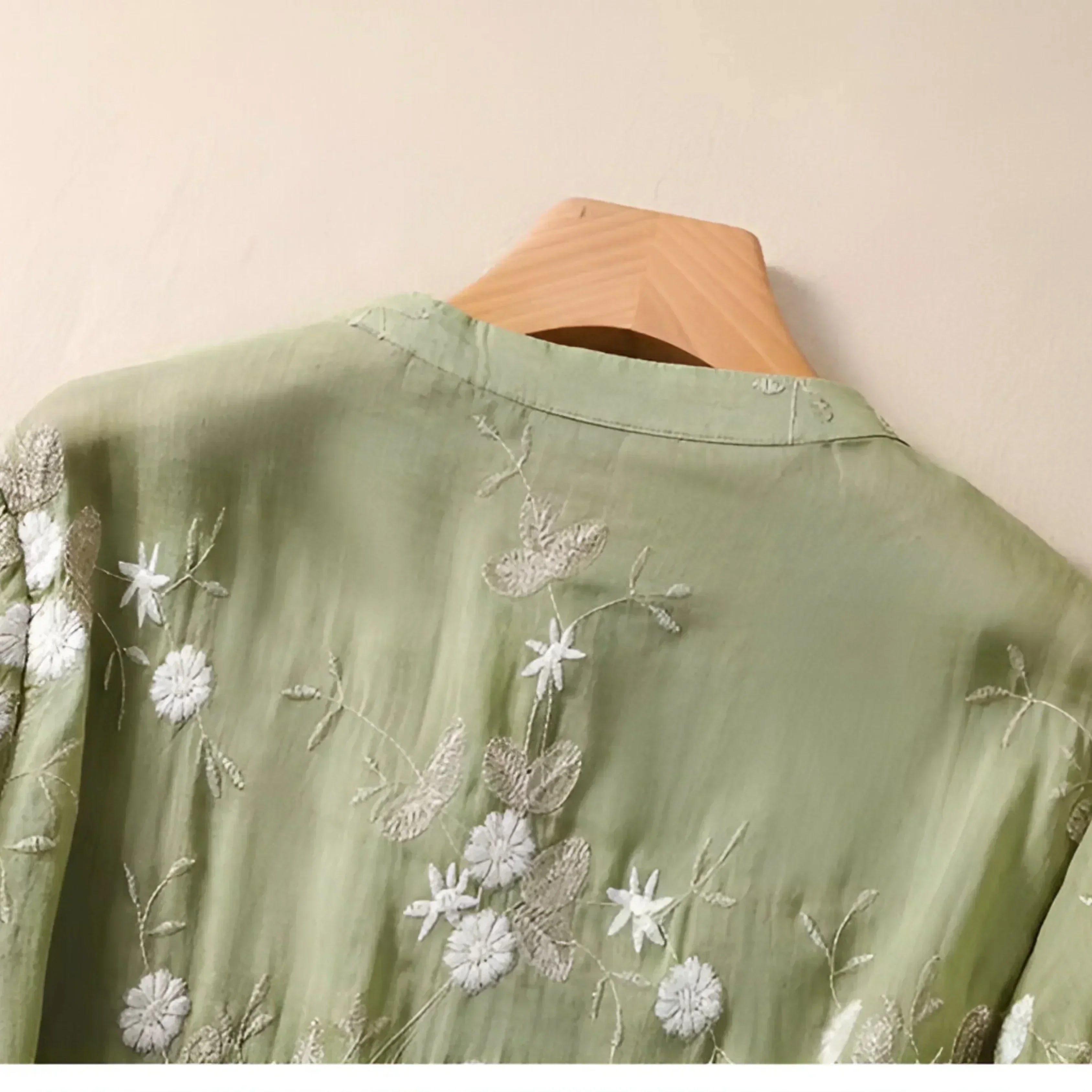 Emily Blouse Femme – Blouse Fleurie Élégante en Tissu Aérien à Coupe Classique