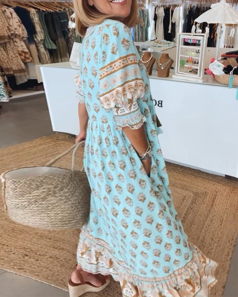 Kleid Femme Tallulah – bedrucktes Kleid mit V-Ausschnitt, halblangen Ärmeln & bequemer Passform