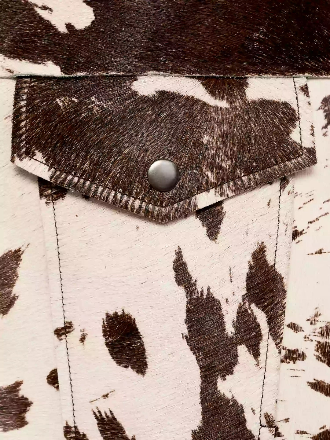 Claudia Veste Motif Vache – Merész, Divatos és Eredeti az Egyedi Megjelenésért