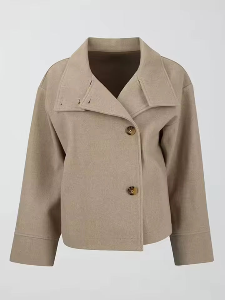 Sheena Cabon Court Femme – Veste d’Hiver Chaude et Moderne avec Col Haut & Design Minimaliste