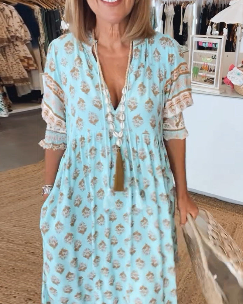 Kleid Femme Tallulah – bedrucktes Kleid mit V-Ausschnitt, halblangen Ärmeln & bequemer Passform