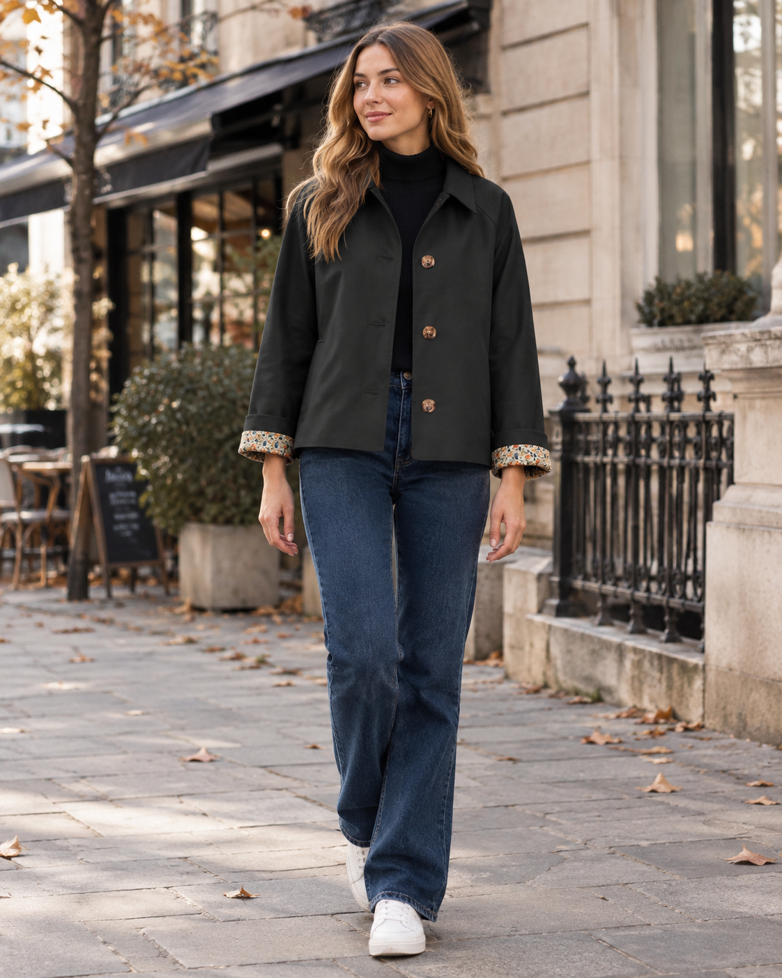 Daphne kort trenchcoat til kvinder med let foring i tern og sidelommer