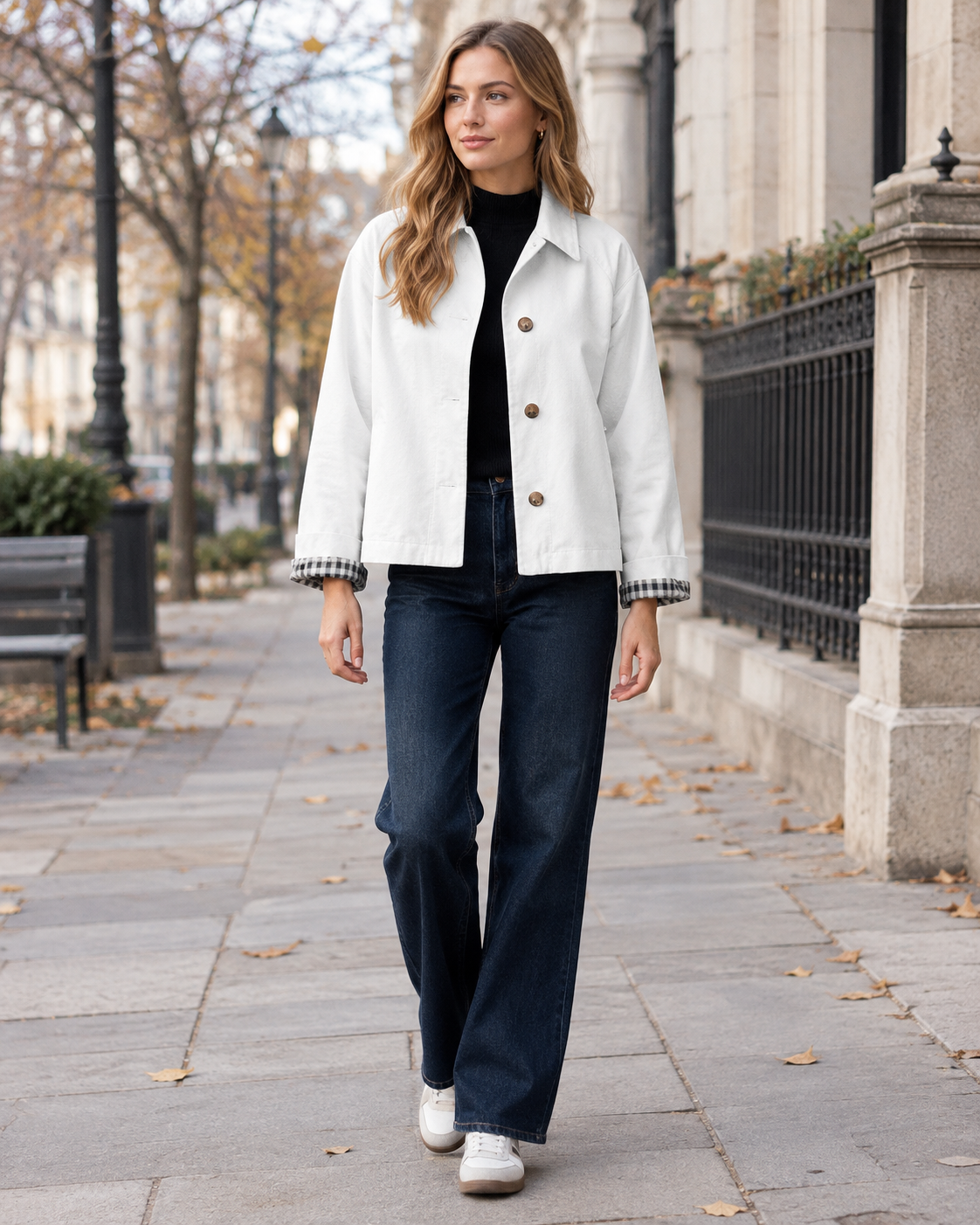 Daphne kort trenchcoat til kvinder med let foring i tern og sidelommer