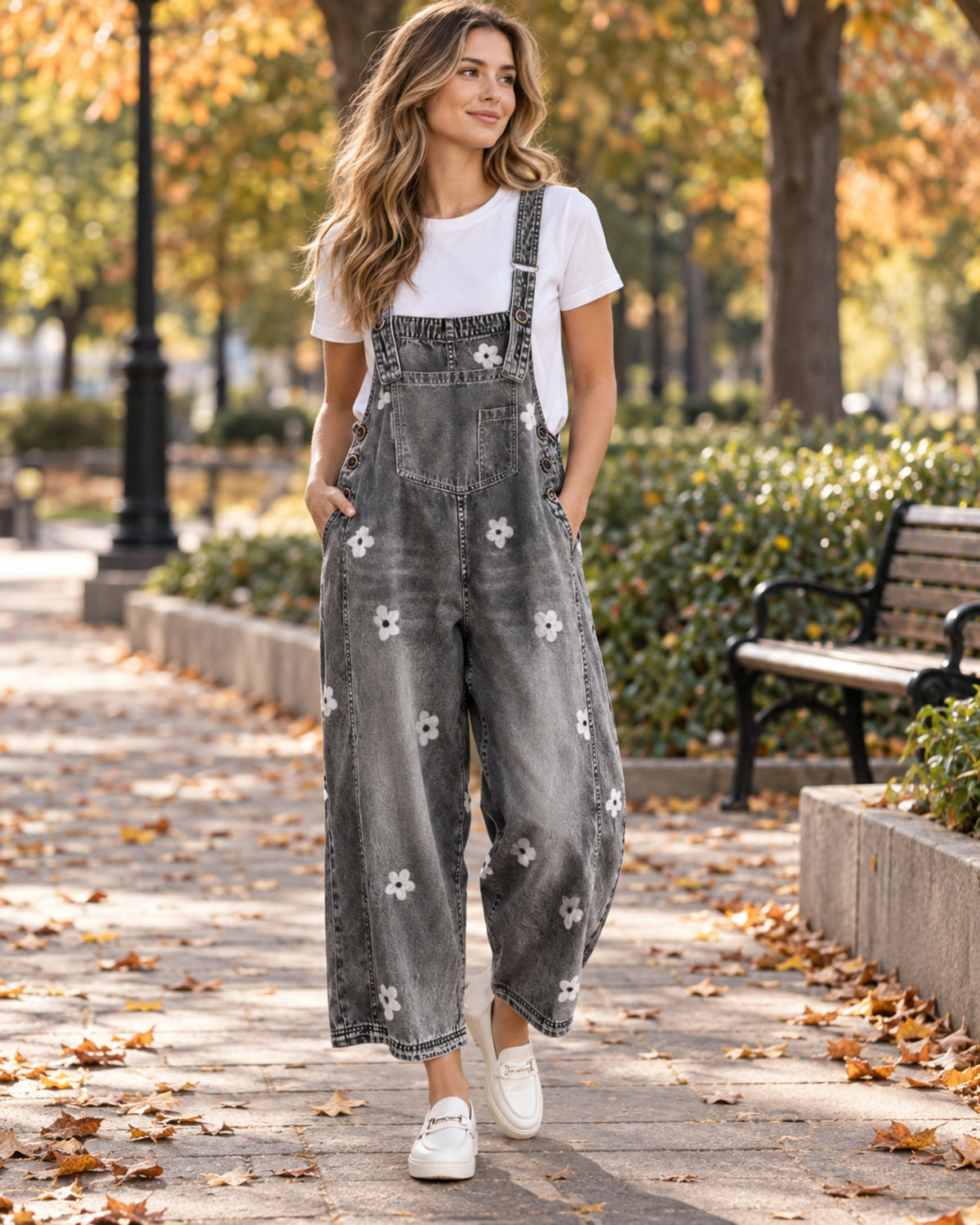 Elara Salopette en Jean Fleurie Femme – Coupe Large, Bretelles Réglables & Poches